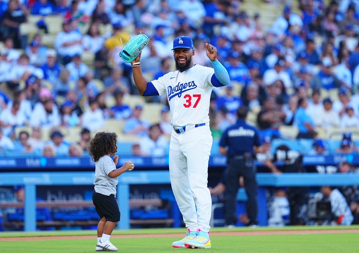 家族で始球式】 #ドジャース #テオスカー・ヘルナンデス 外野手の