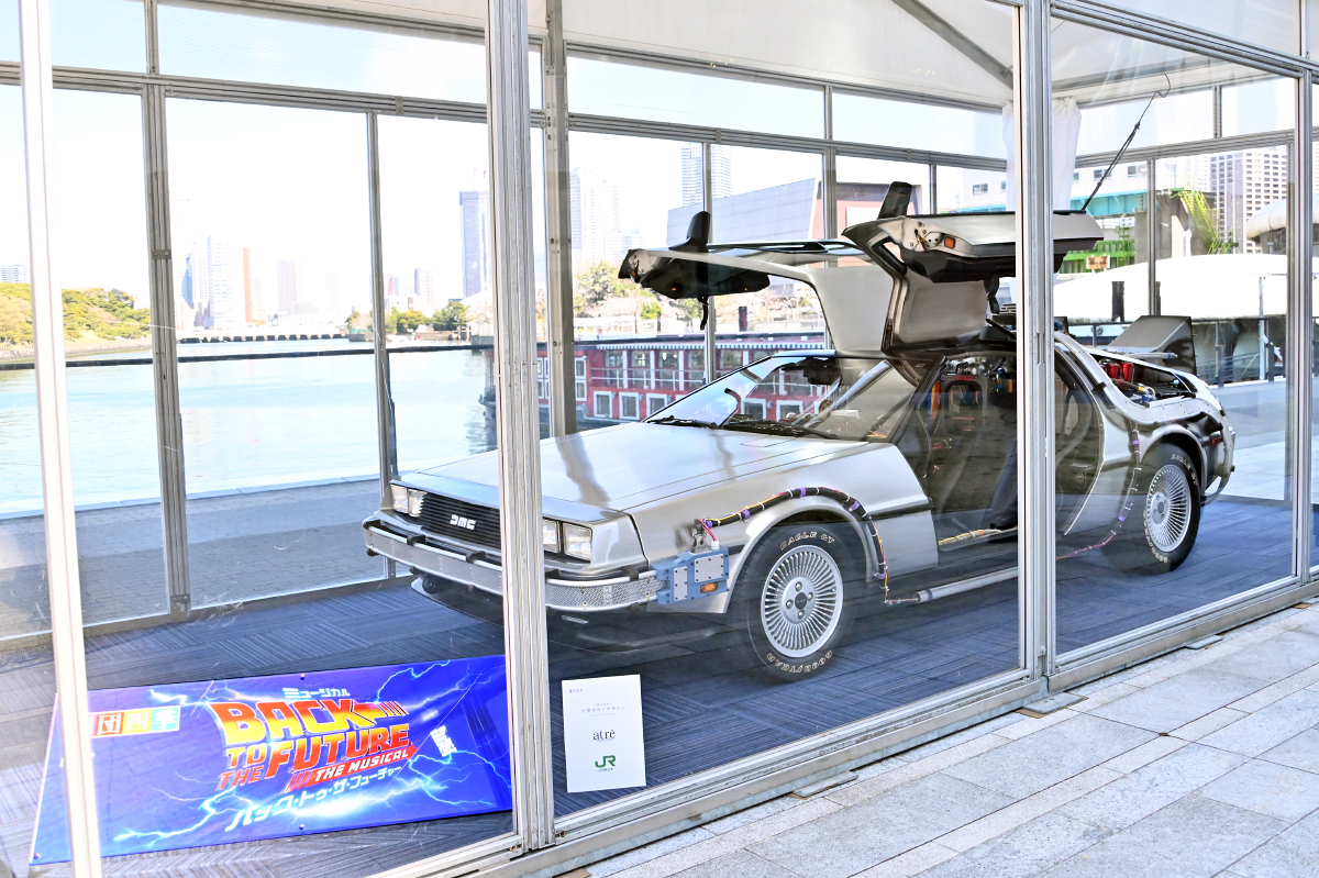 JR東日本四季劇場［秋］に隣接するウォーターズ竹芝 プラザ (芝生広場