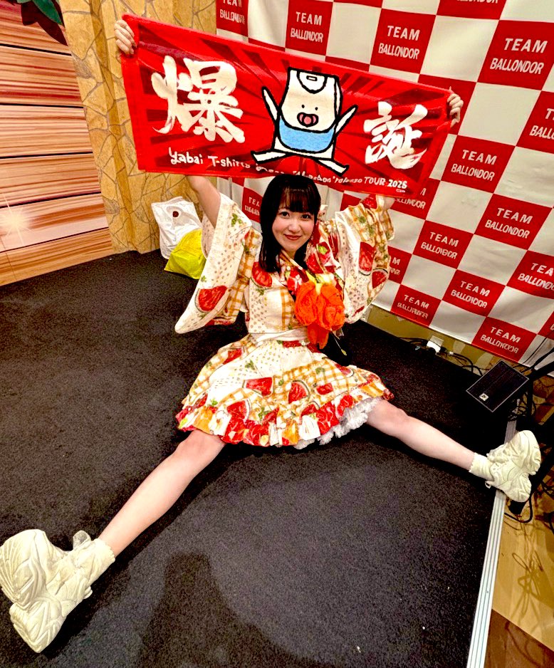 なっちゃん自らタンクトップくん赤ちゃんver.のポーズを再現