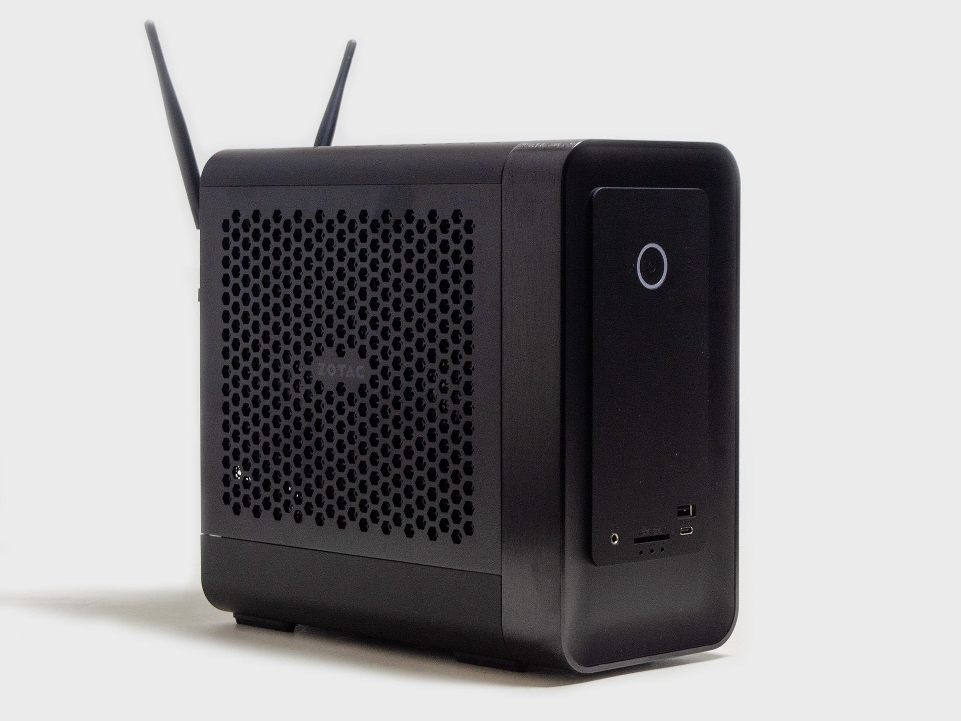 西川和久の不定期コラム】VRAM 16GBで省スペース、「ZOTAC MAGNUS ONE