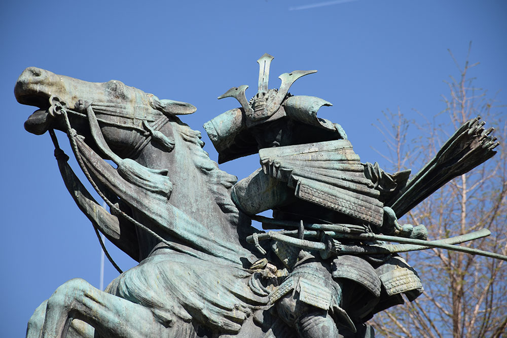 桜に彩られた大楠公像と、鞍上を失った騎馬像。 : 坂の上のサインボード