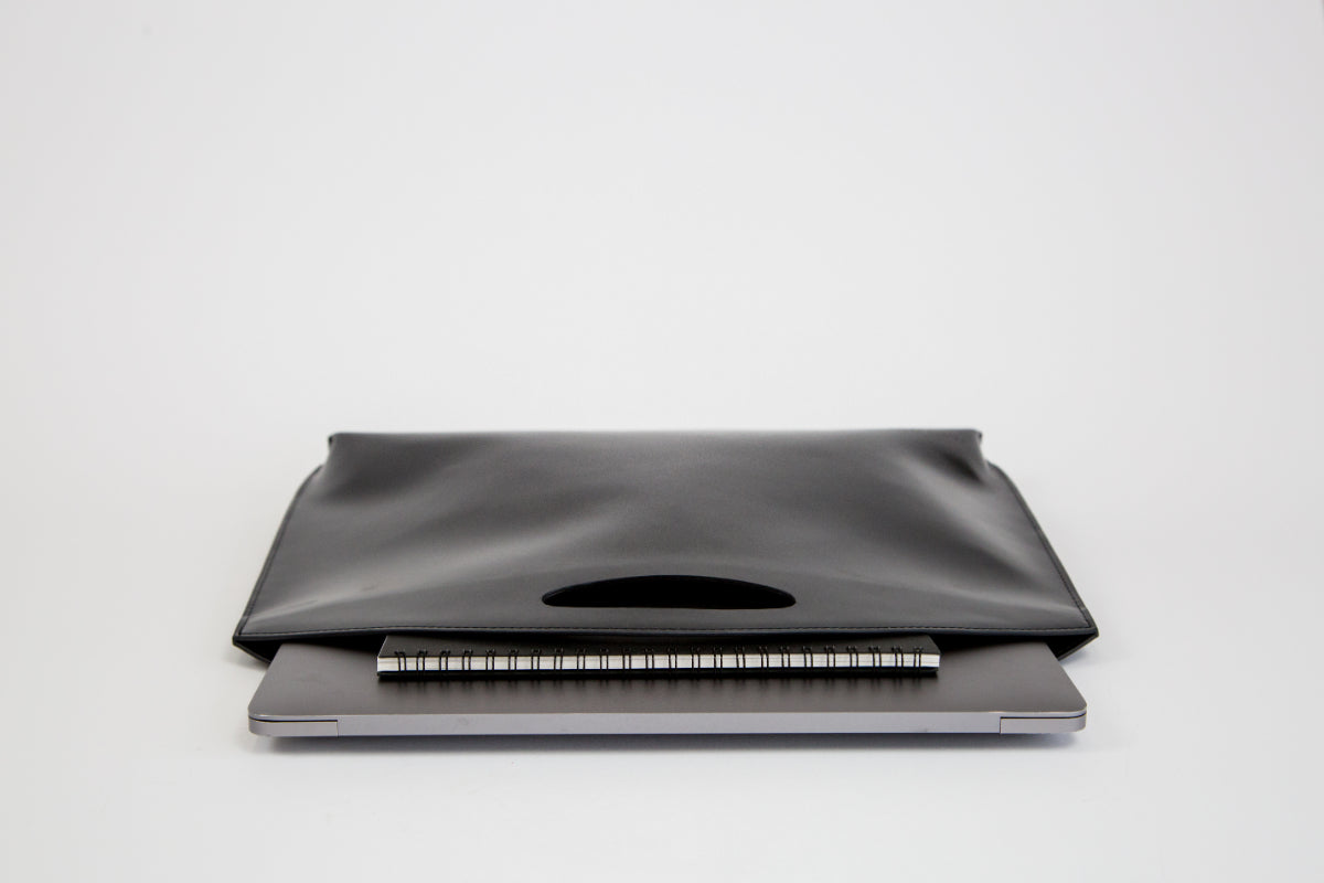 PELULU.TOKYO 16インチPC対応 本革ミニマルバッグ　箱　専用袋付 PCもA4もすっぽり！上質な本革を使用したジェンダーレスなミニマル