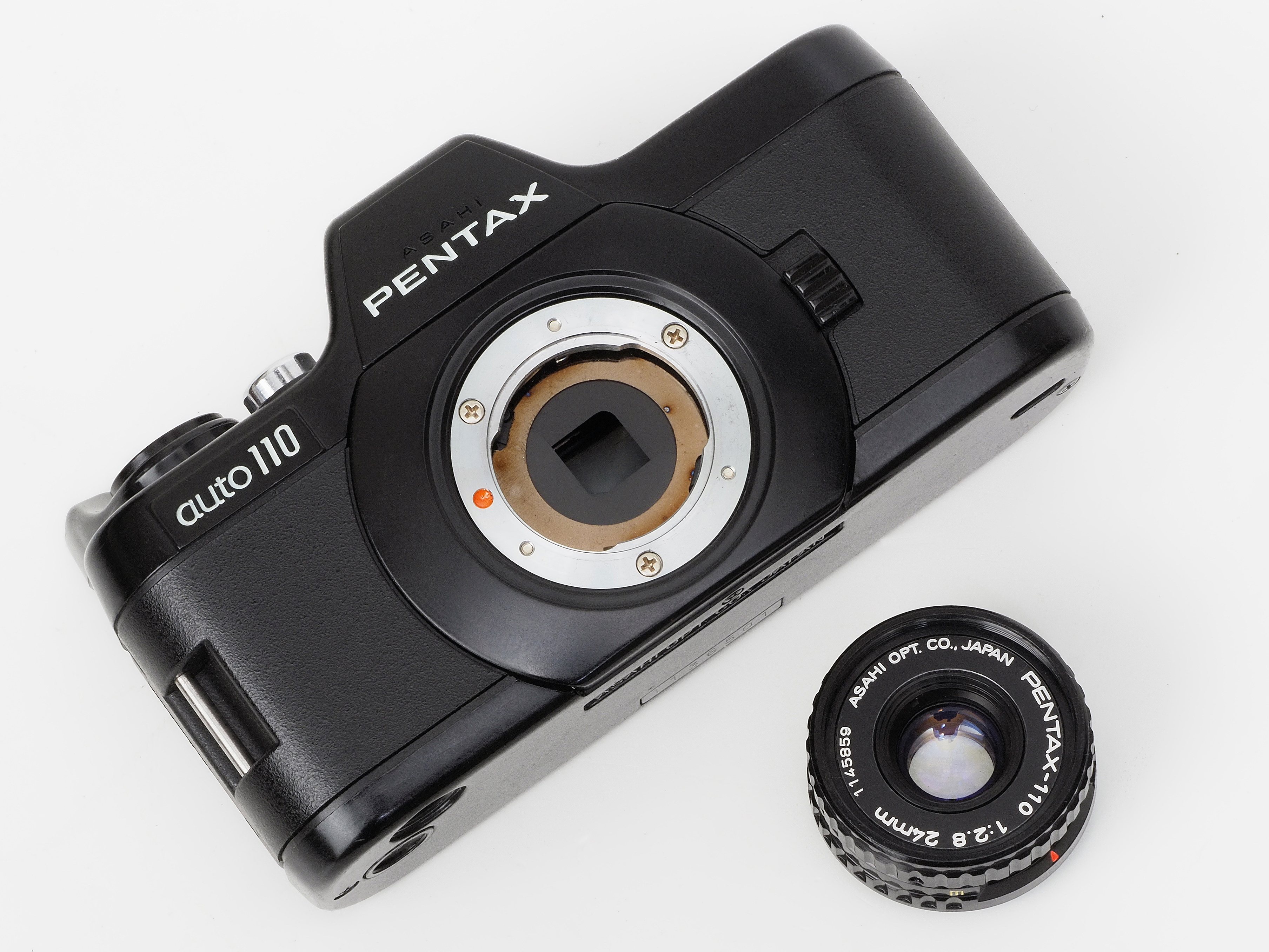 PENTAX auto110 SPミニフィルムカメラ レンズセット 赤城耕一：第18回 デザイン的必然性と思想を宿す正統派<br/>“一眼レフ