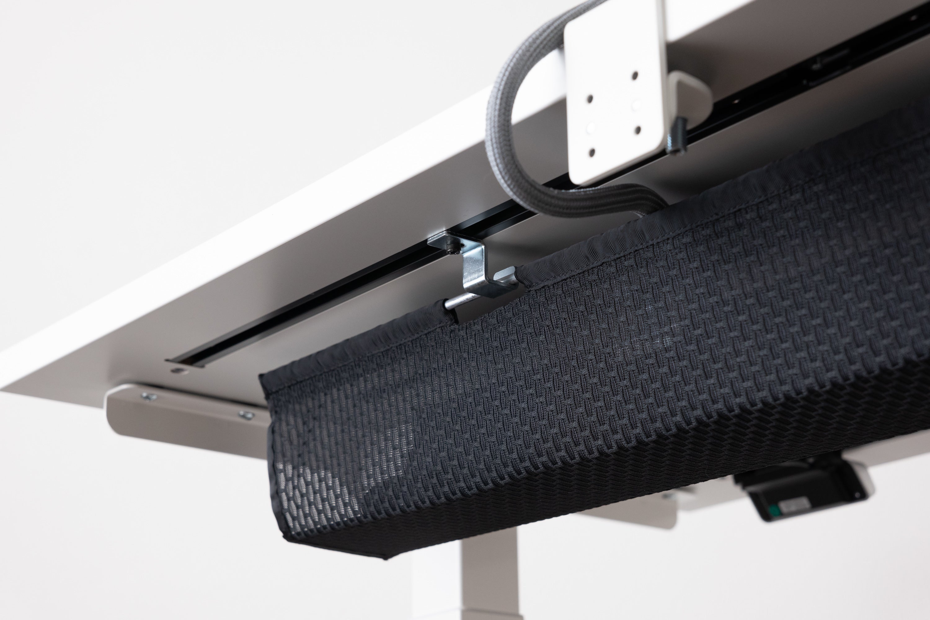 PREDUCTSよりケーブル類を集約・整頓する『MESH CABLE HOLDER』を販売