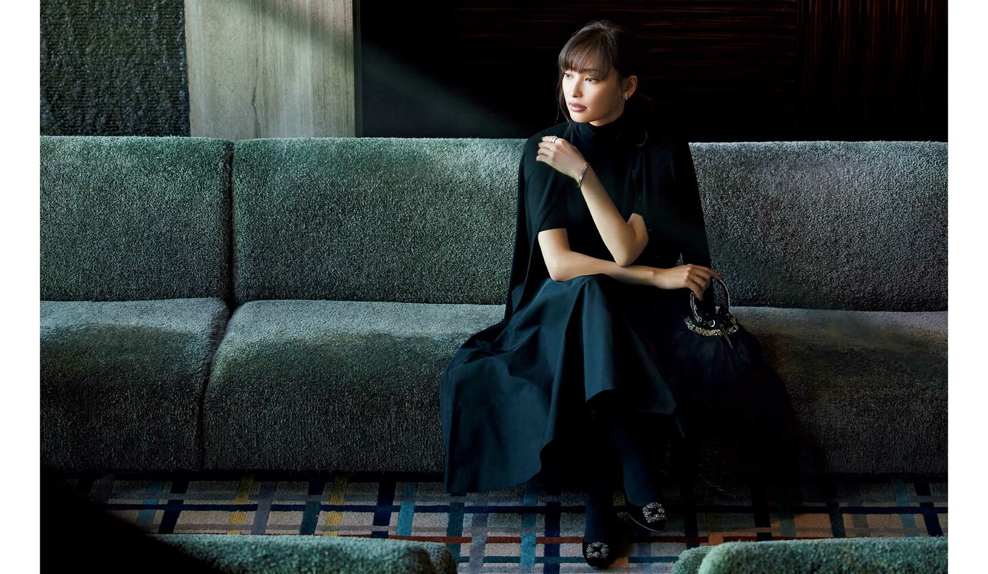 大政 絢さんが着こなす｜エレガンス香る「マディソンブルー」の