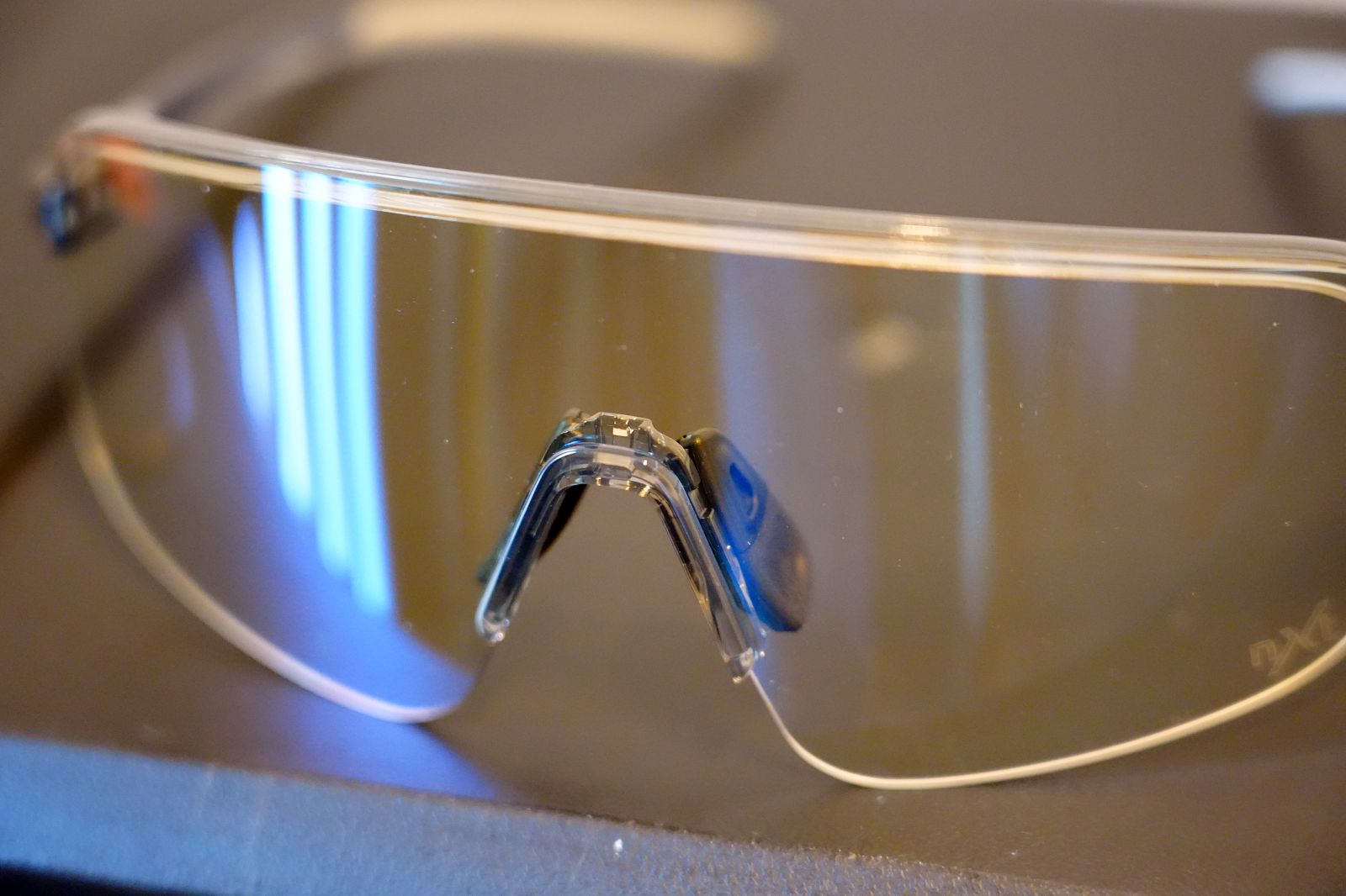 わずか20g! OGK Kabuto FA2 インプレッション レンズに調光剤を