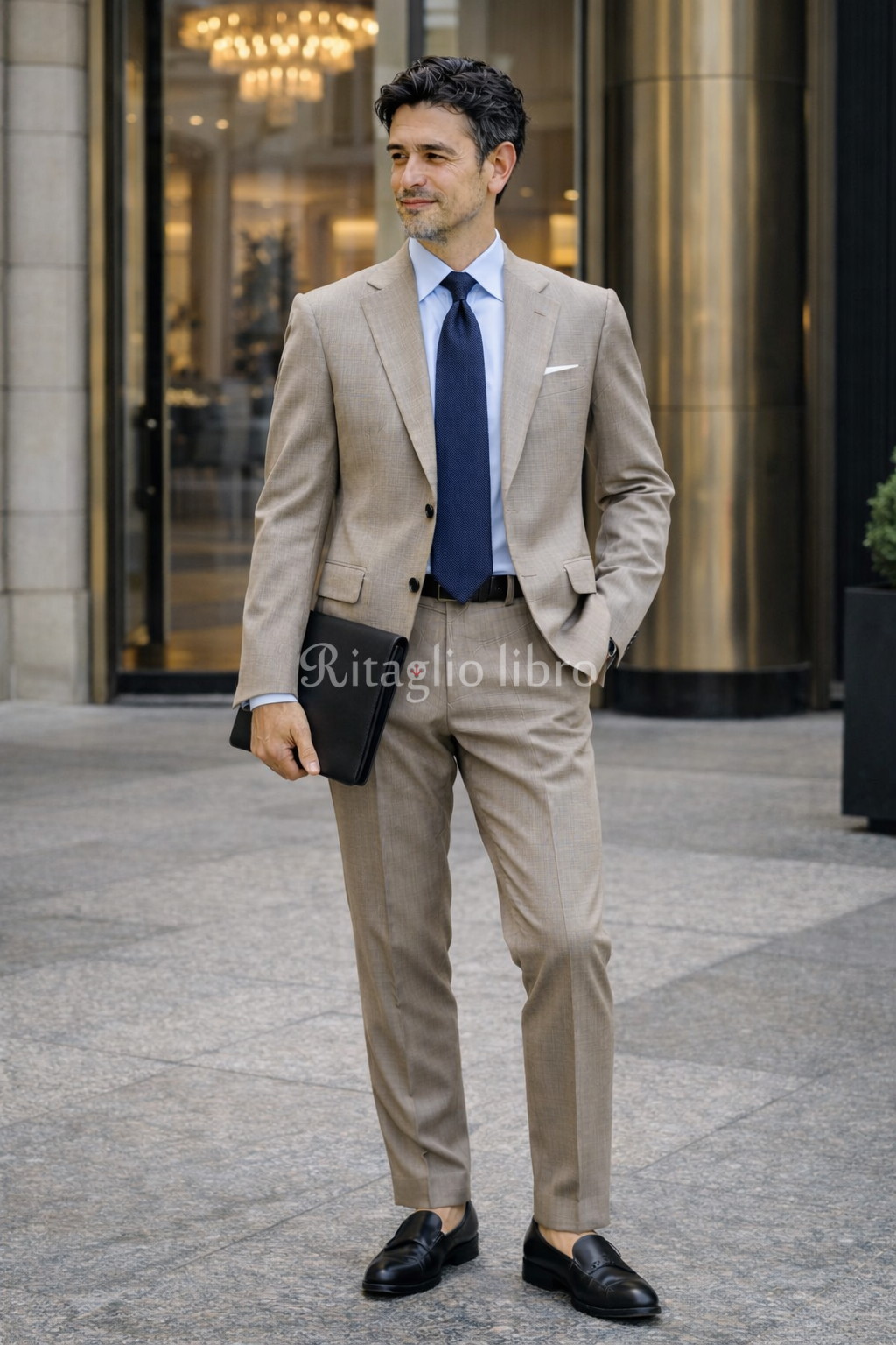 ベージュチェックスーツ × ブルータイ × クラッチ コンセプト “都会的