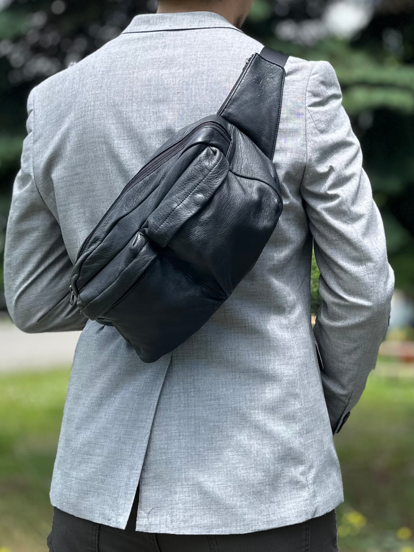 北海道エゾ鹿革×大容量ボディバッグが、大人の“相棒”になる理由