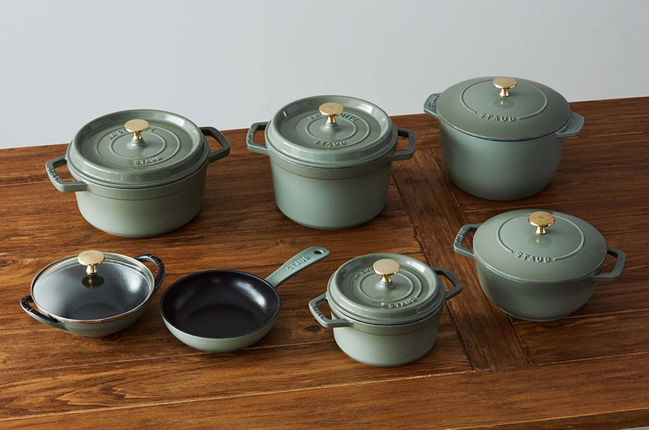 STAUB＞新色「ユーカリ」と「リネン ブラスノブ」でほっこり“焼き芋”を