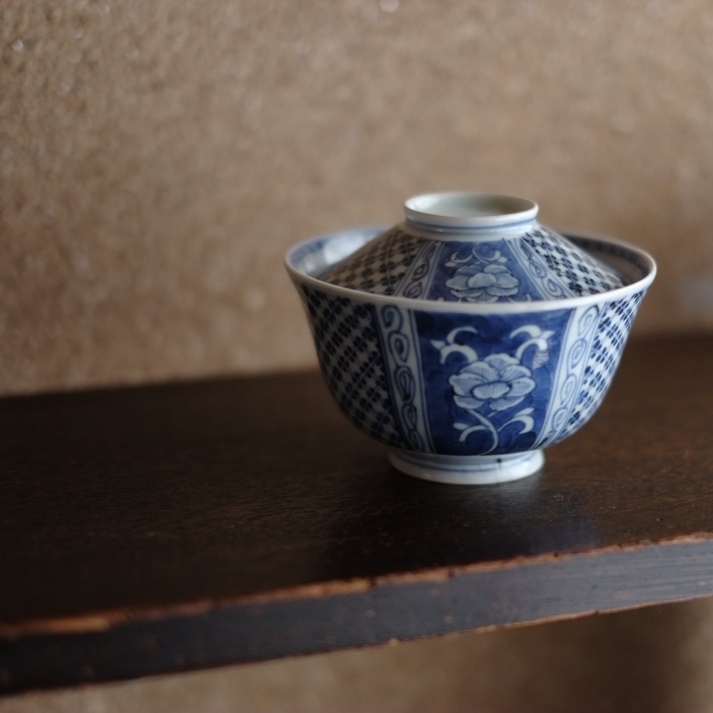 古伊万里 牡丹図 菱格子四弁花文 蓋付碗 (江戸後期) – 逢季荘