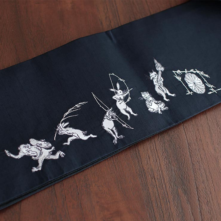 撫松庵」細帯 半幅帯 猫獣戯画 刺繍 紺 (103-102-012-78) ネイビー 濃