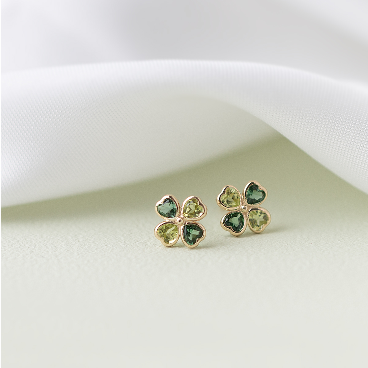 ジュエリーフィガロ ピアス K10 YG クローバー ペリドット グリーン