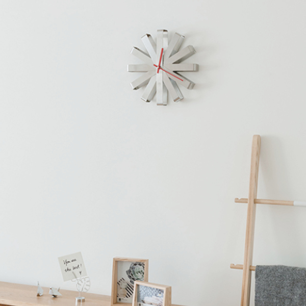 Umbra（アンブラ） 掛け時計 リボン 北欧 壁掛け （ 時計 壁掛け時計