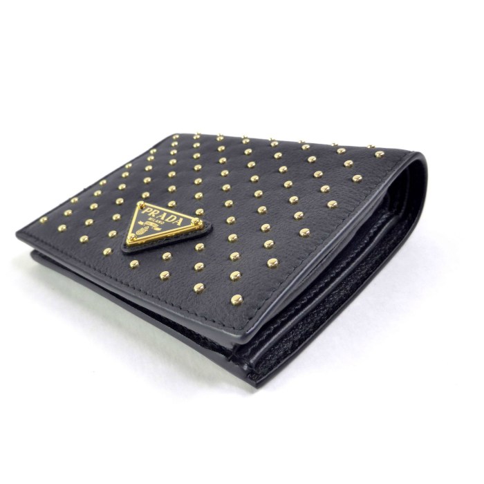 PRADA（プラダ） スタッズドレザー トライアングル ロゴ コンパクト 二