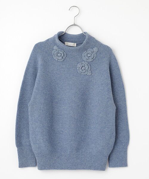 INGEBORG（インゲボルグ） フラワーモチーフ付きボトルネックニット