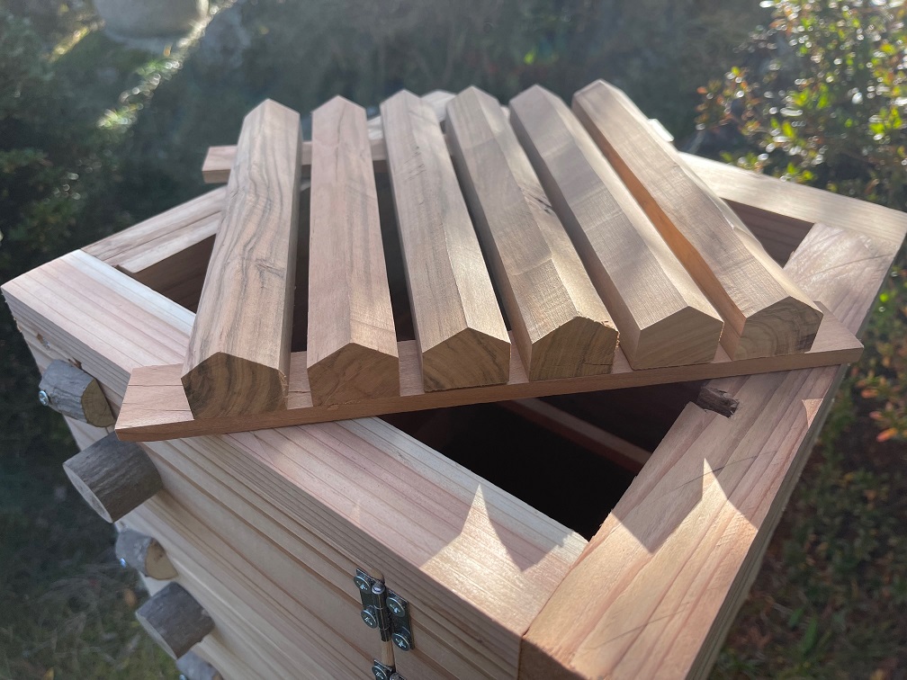 Freddo】日本みつばち用 飼育箱 重箱式巣箱 観察窓2窓付 三角バー