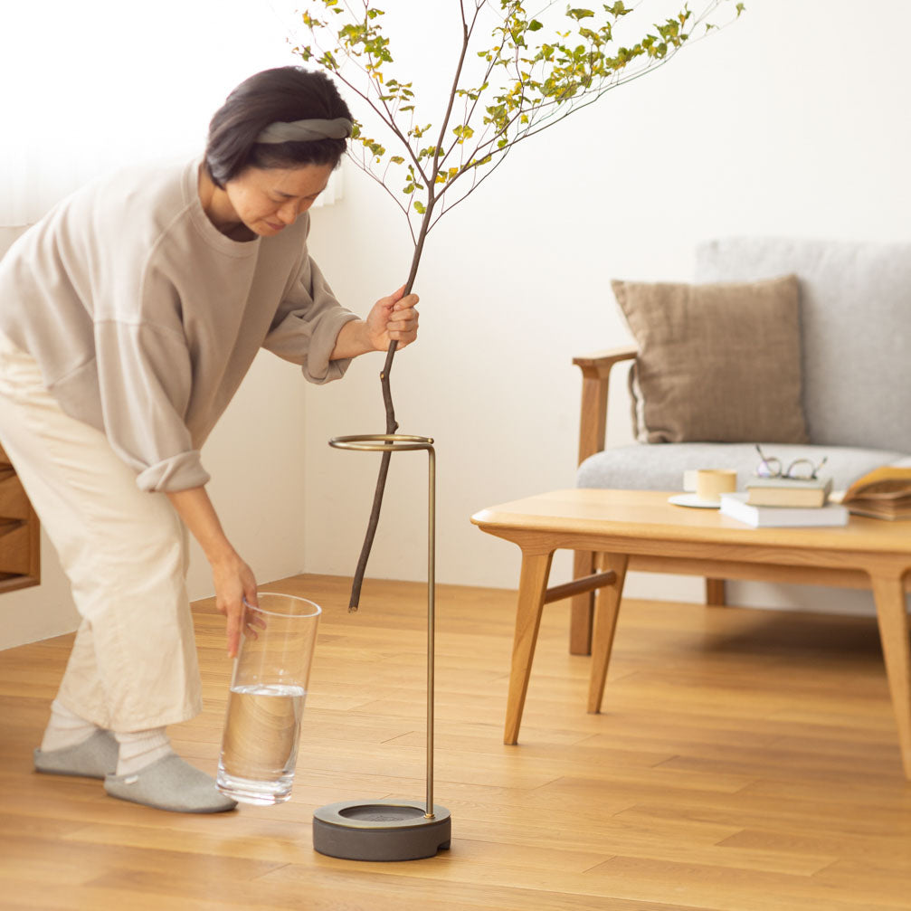 EDA VASE ｜ 枝ものを美しく飾る、コンパクトな花器