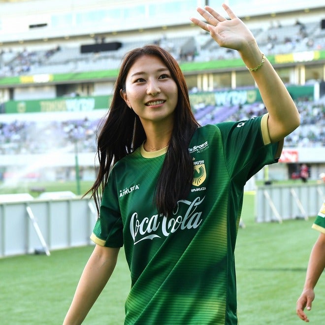 可愛いしスタイル良すぎ」「腹筋も素晴らしい」美ウエストが露わに