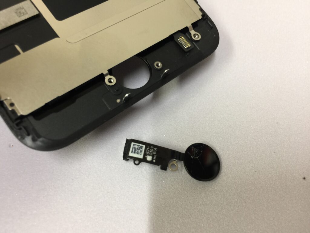 iPhone SE 3 のホームボタンが割れて指紋認証が認識しないのと反応が
