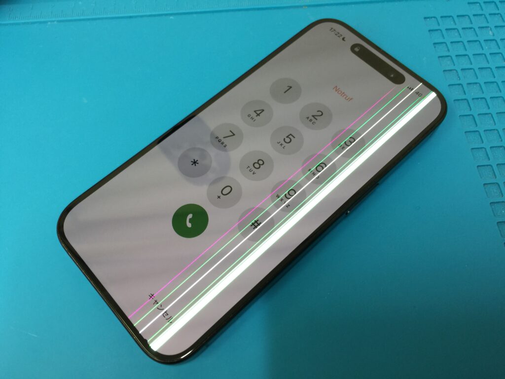 iPhone 15 Pro の画面に縦線が入った状態を有機ELソフトの画面交換で