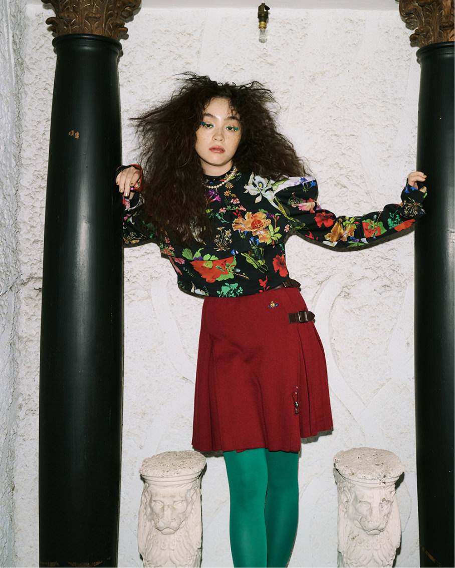 靴＆バッグにも注目！ モトーラ世理奈が着こなす「ヴィヴィアン