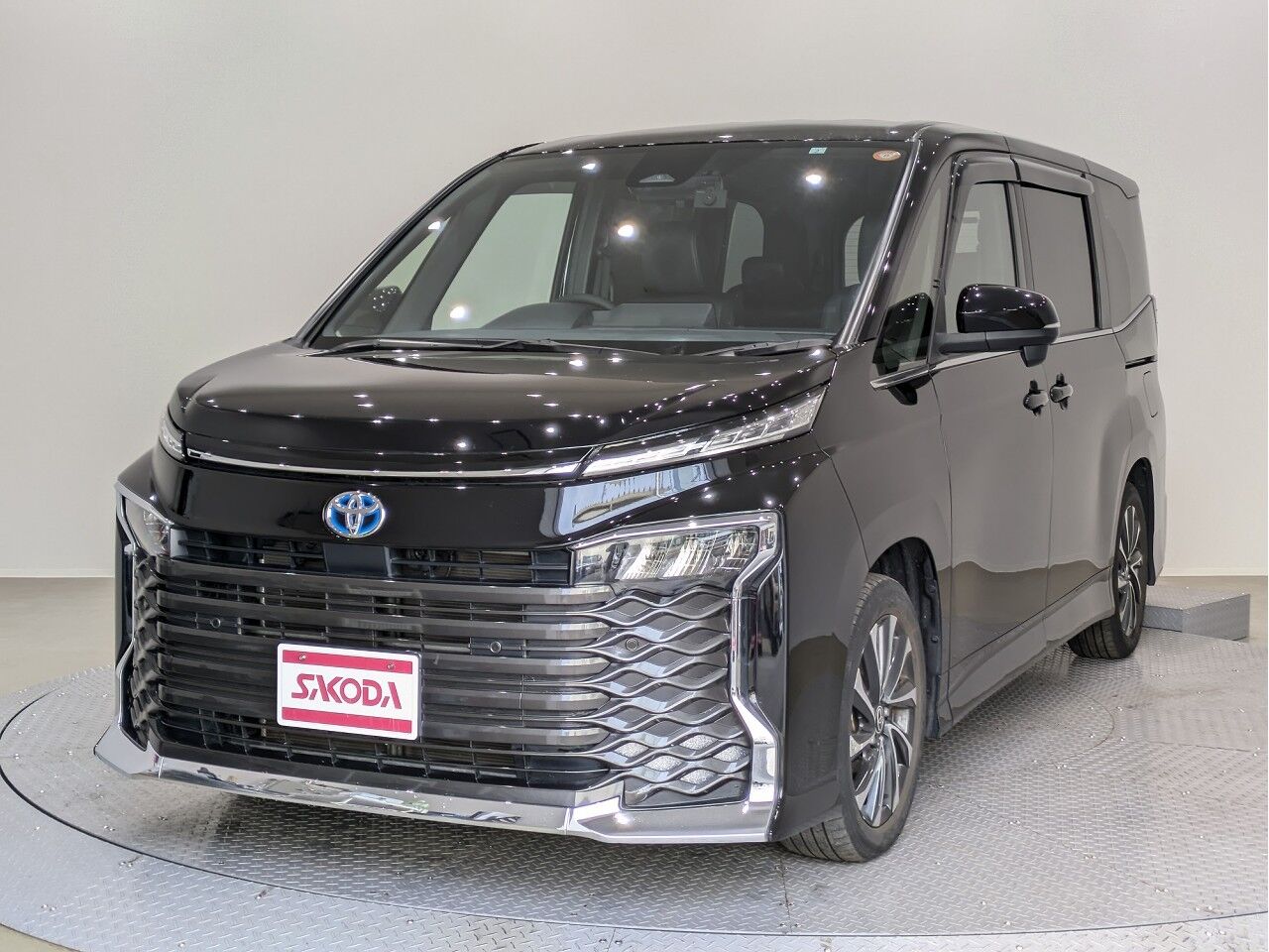 ヴォクシー HYBRID S-Z 7人乗り アティチュードブラックマイカの在庫