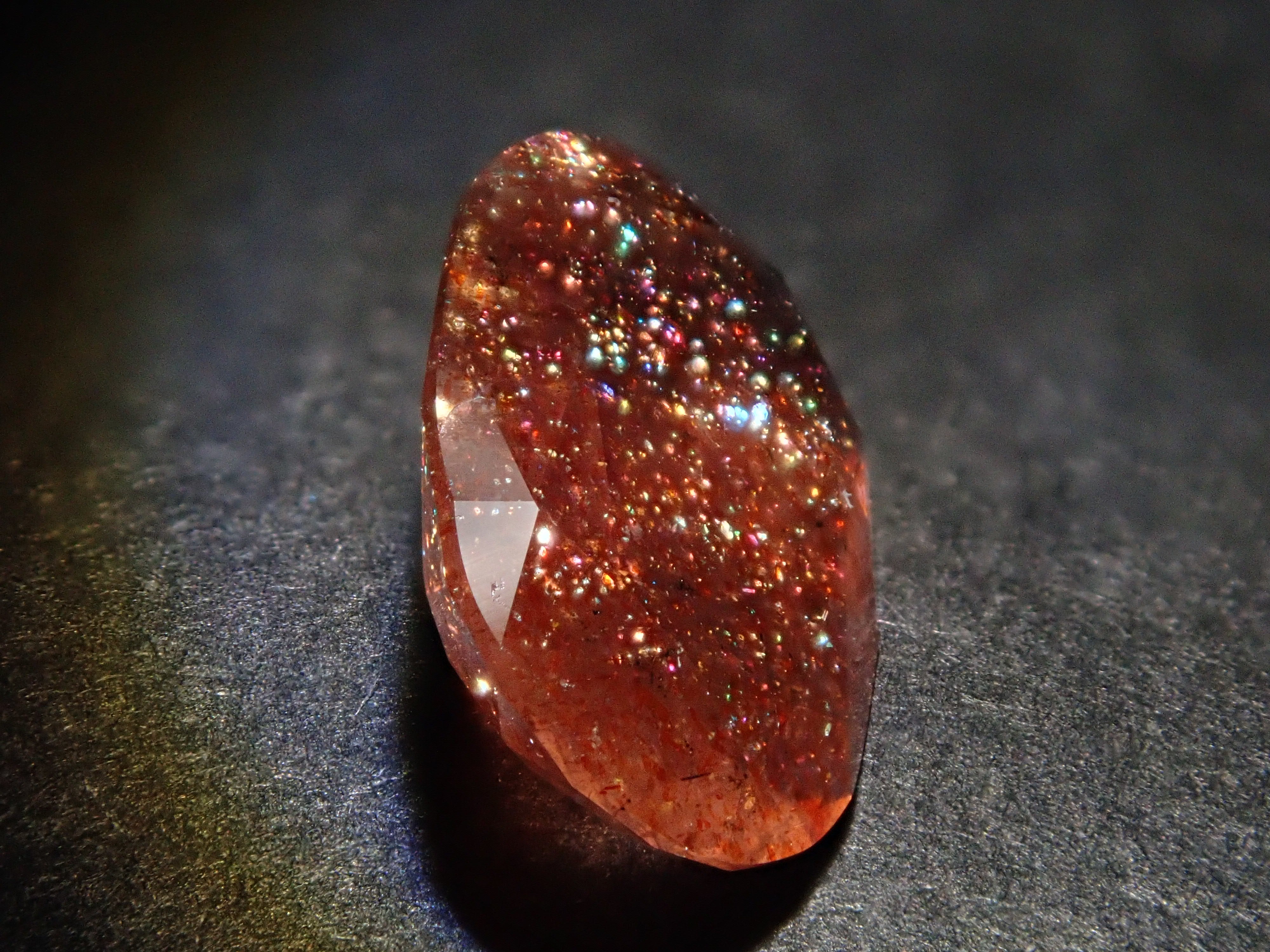 インド産ブラッドショットアイオライトサンストーン 1.090ctルース