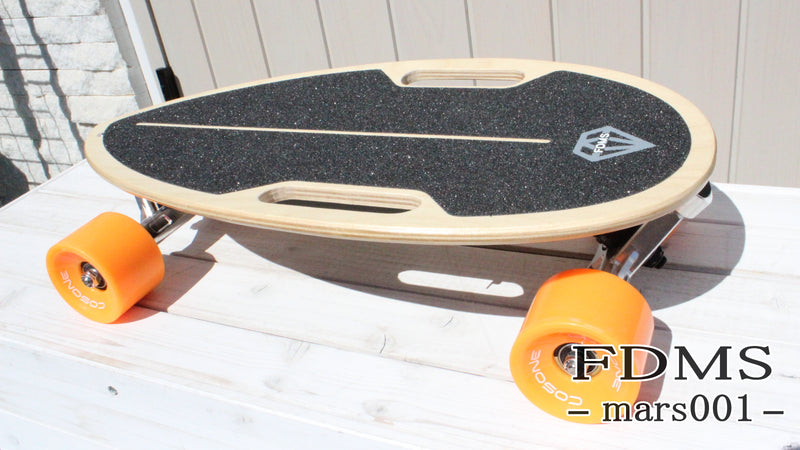 圧倒的に楽しい！新感覚、電動スケートボード。超軽量でコンパクト