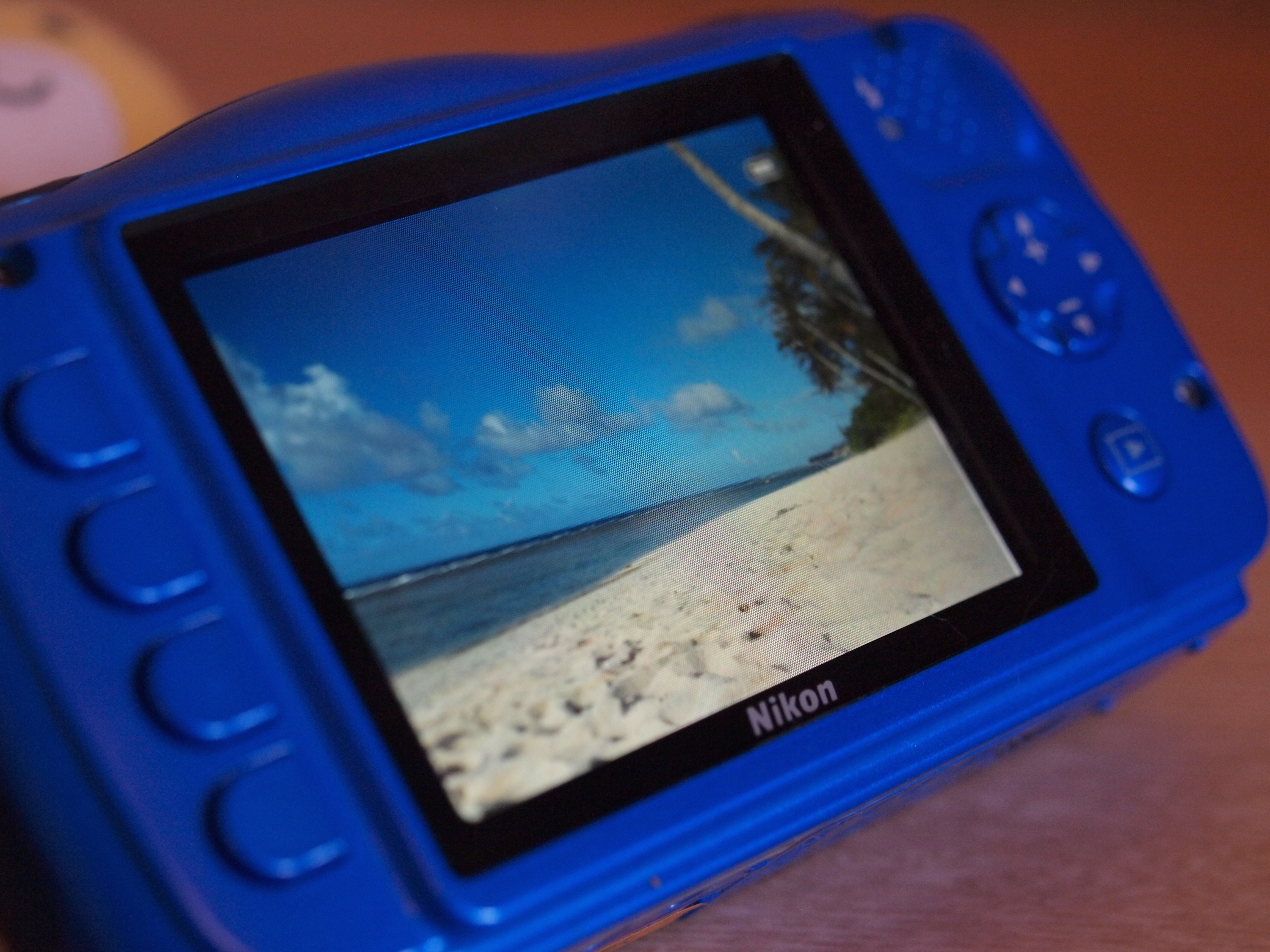 隠れた名品!? 安くて使える防水カメラ「ニコン COOLPIX S33