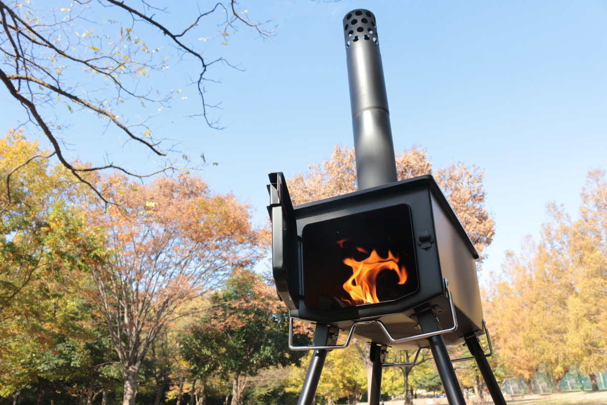 BBQやカマド料理もできる新型薪ストーブ「KAMADO」【アウトドア銘品