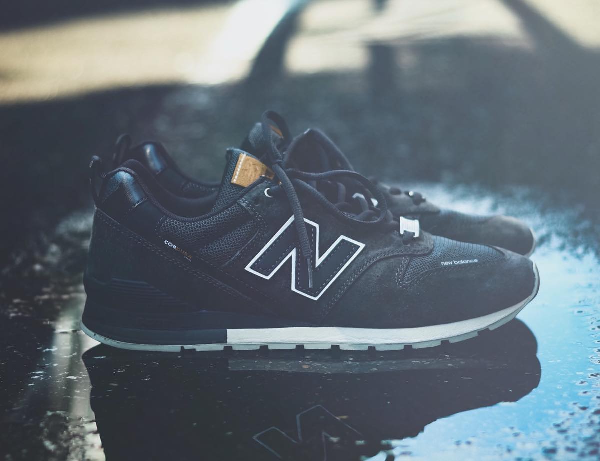 レザーやメタルをあしらった「996」で足元から大人を演出 | GoodsPress Web