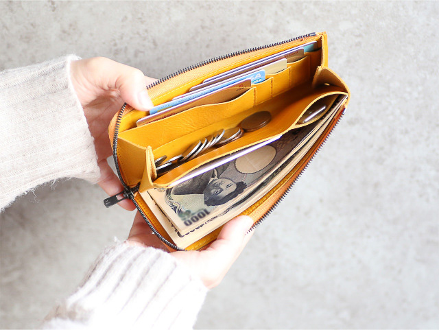 ギリッギリまで最小サイズを攻めた長財布が収納力バツグン