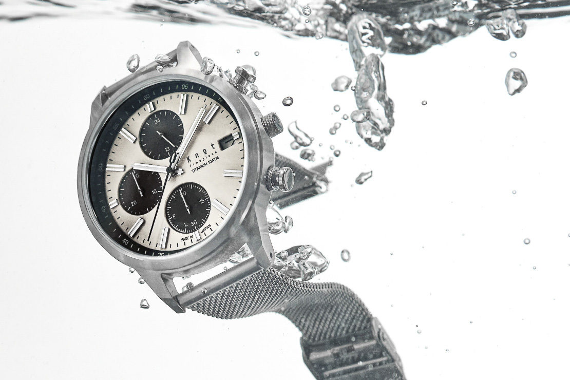 電池残量がひと目でわかる新機能搭載。Knot「チタニウムソーラークロノ