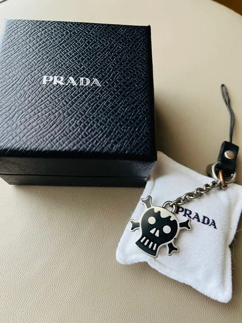 2026年最新】プラダ スカル キーホルダーの人気アイテム - メルカリ