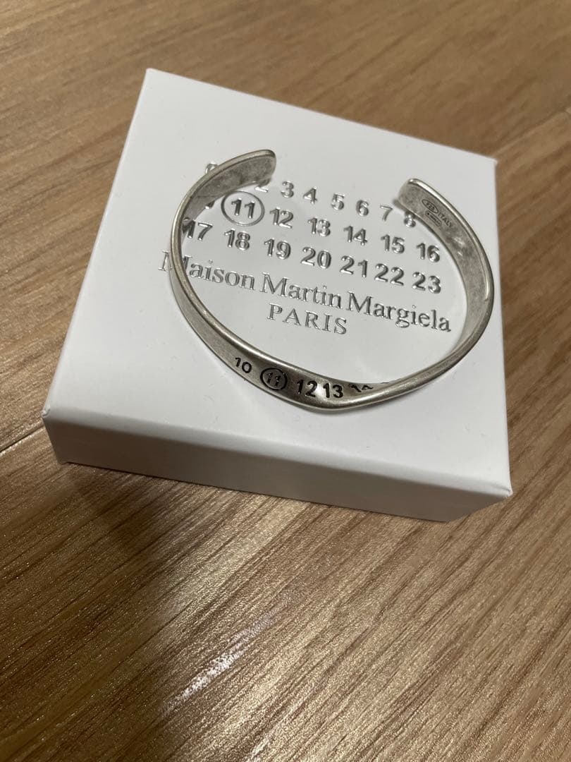 Maison Martin Margiela ツイスト　シルバーバングル 新品外箱あり】Maison Margiela メゾンマルジェラ ツイスト シルバー