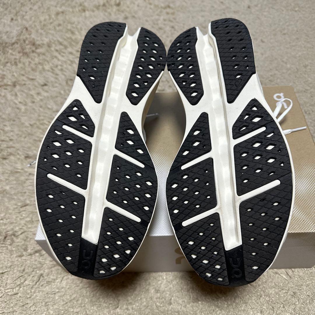 靴 On Cloudsurfer Max Wide 28.0cm