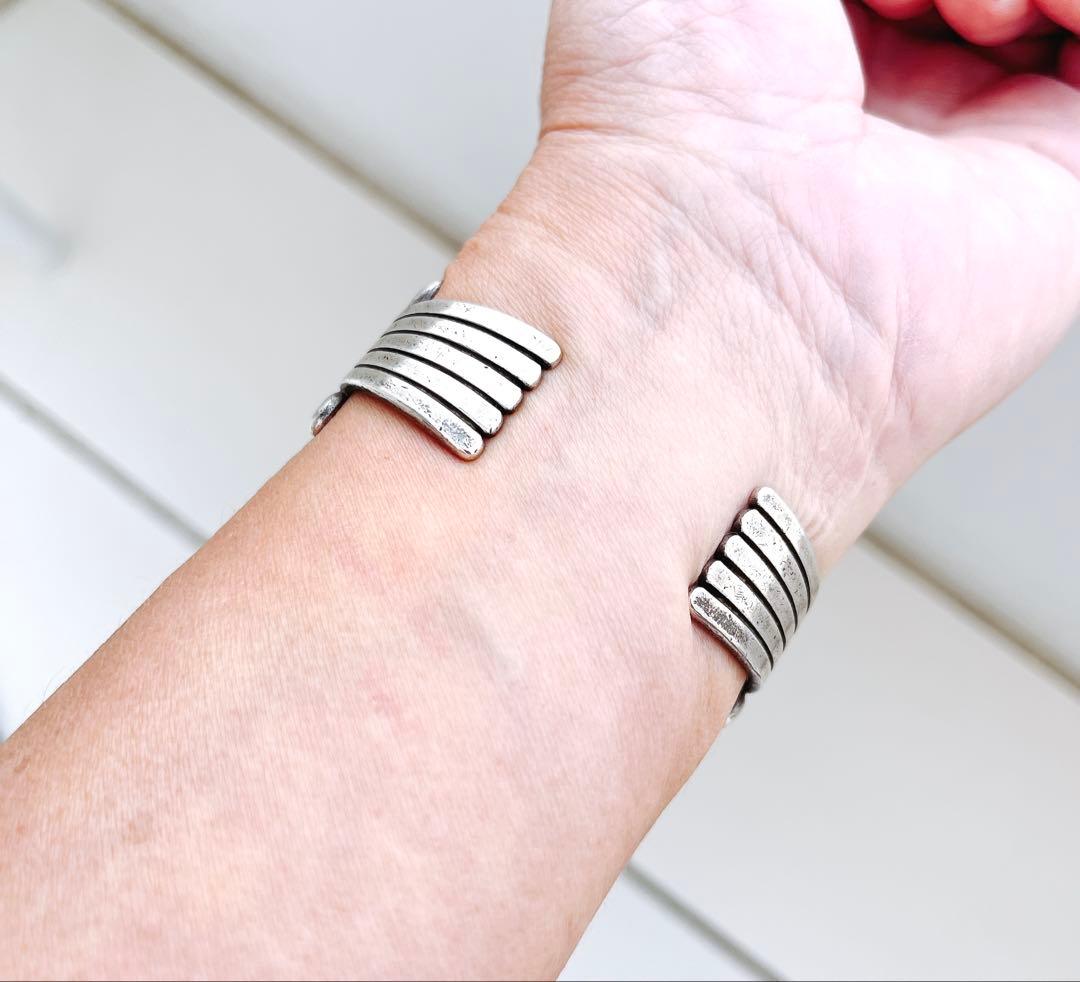 トーマス・カーティス作 バタフライバングル ランダーブルーターコイズ