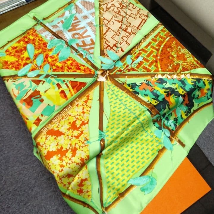 エルメスのスカーフ 90 HERMES（エルメス） スカーフ カレ 90 大判スカーフ 正方形 LES RUBANS