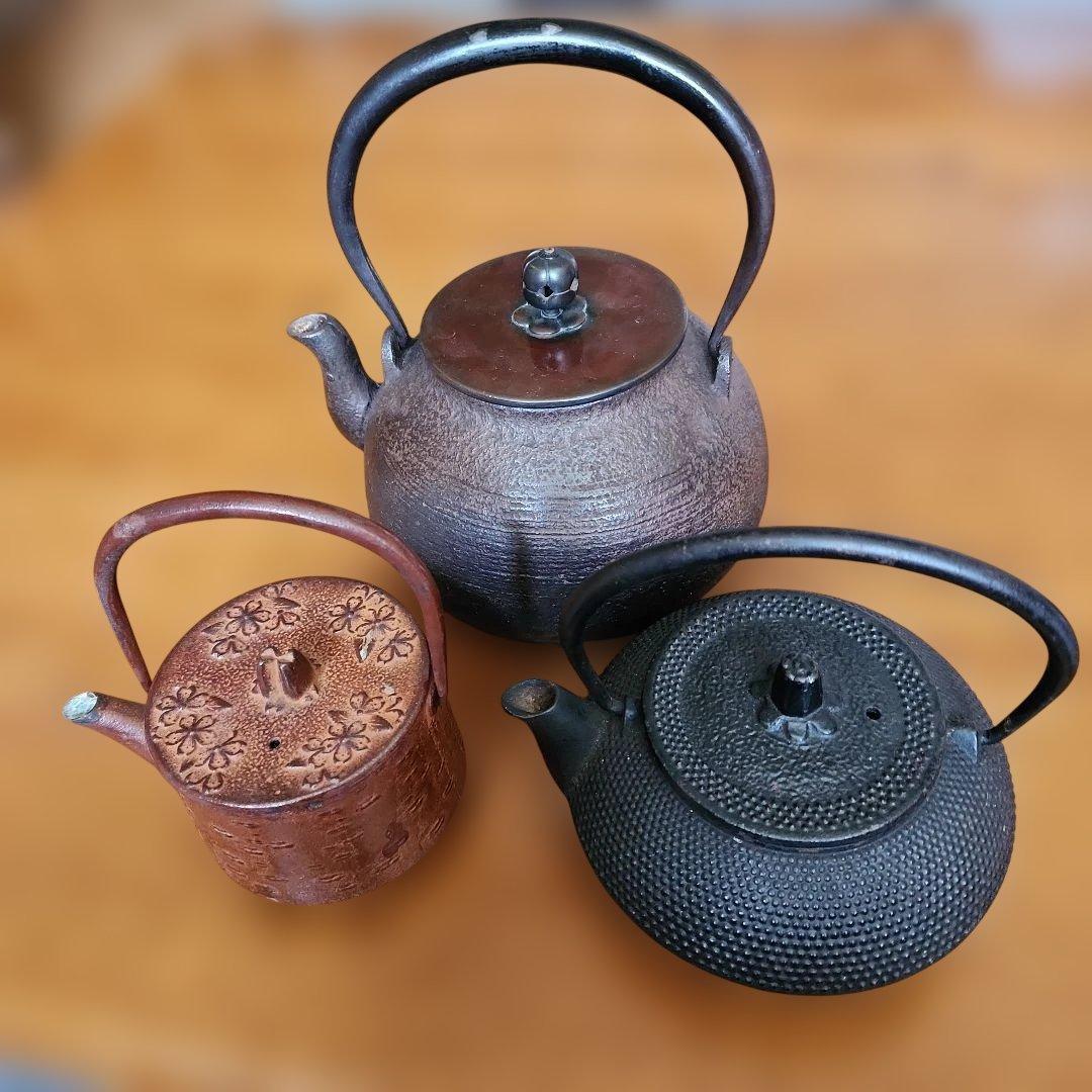 レトロな南部鉄器まとめ売り 岩鋳 南部鉄器 鉄瓶 平六アラレ 黒焼付 14型 1300ml（1.3L） ( 岩鋳