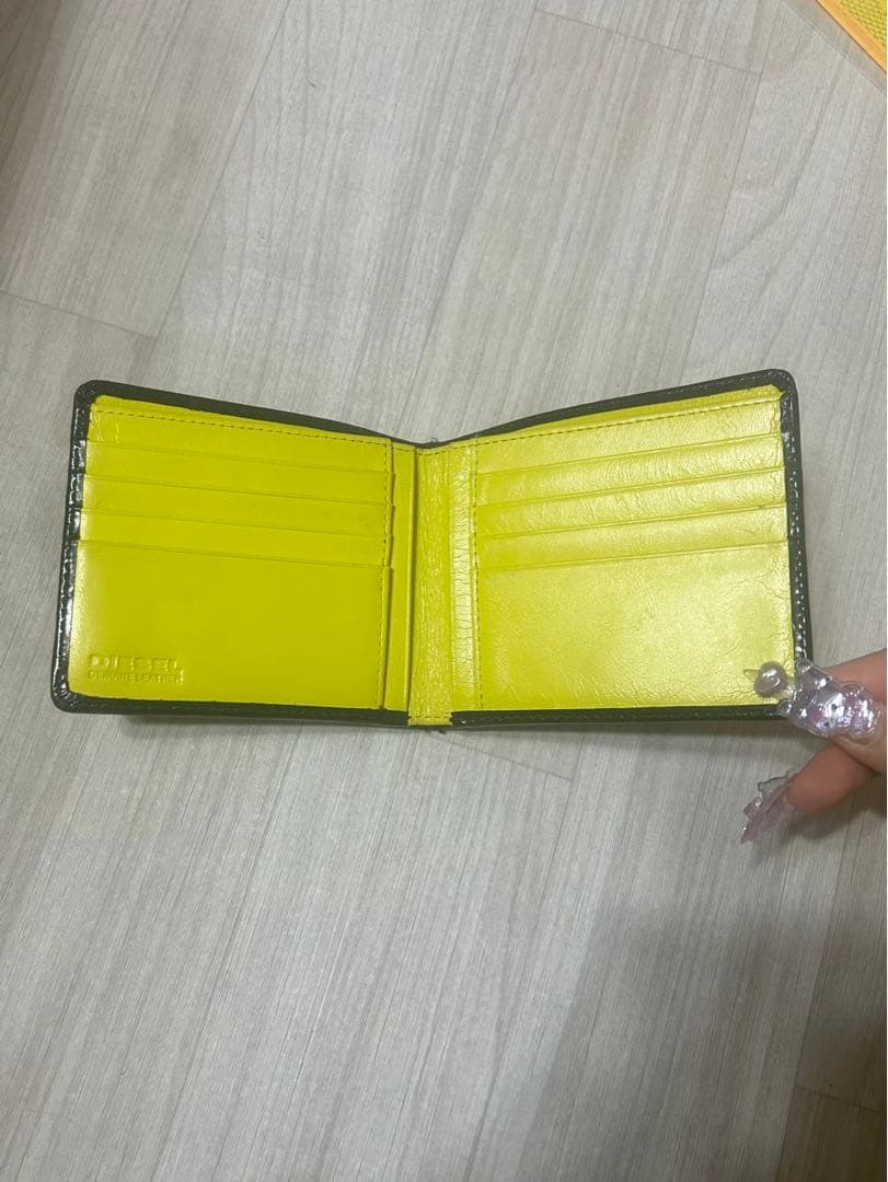 DIESEL 二つ折り本革財布 ブラック、イエロー - メルカリ