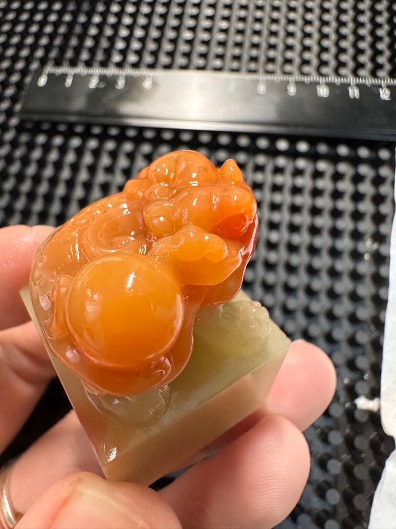 ラオス石　田黄　瑞獣献宝　巧色　高級印材　箱付き　篆刻　書道　落款　雅号 113 ラオス石 田黄 瑞獣 高級印材 印石 落款 書道 篆刻