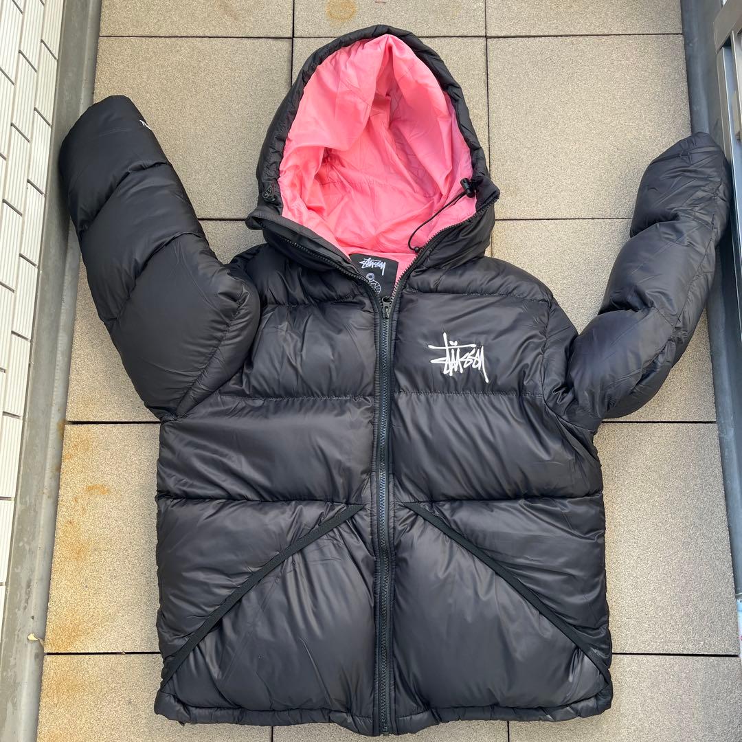 Stussy ダウンジャケット ブラック ピンク - メルカリ