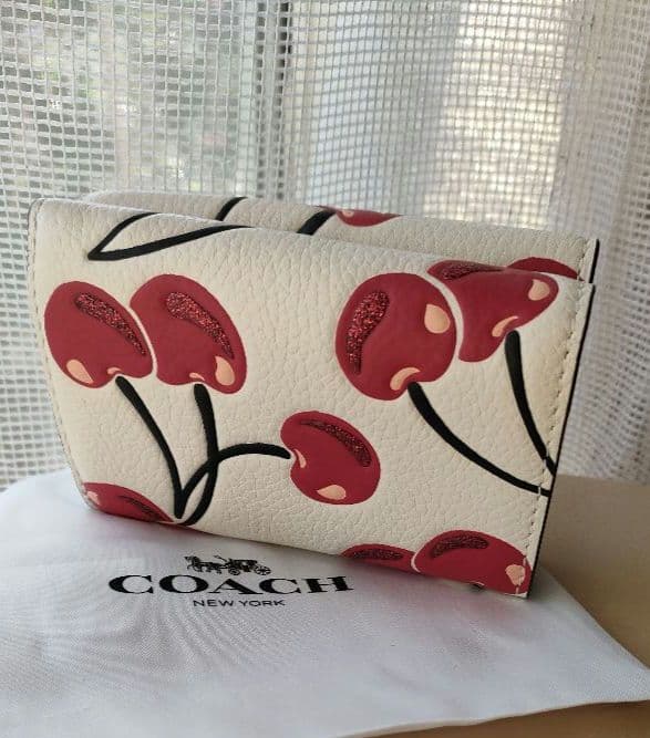 コーチ エッセンシャルミニトライフォールドウォレット チェリー