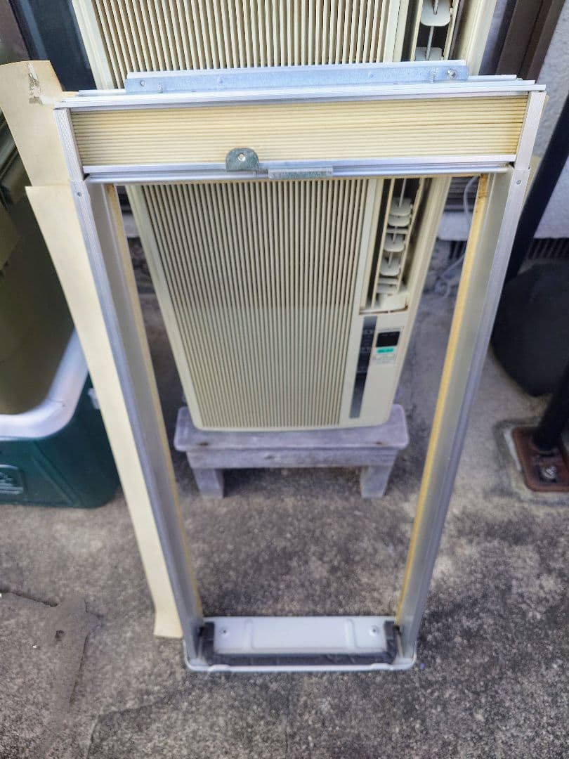 コロナ窓用エアコンバッチリ冷えます。 - メルカリ