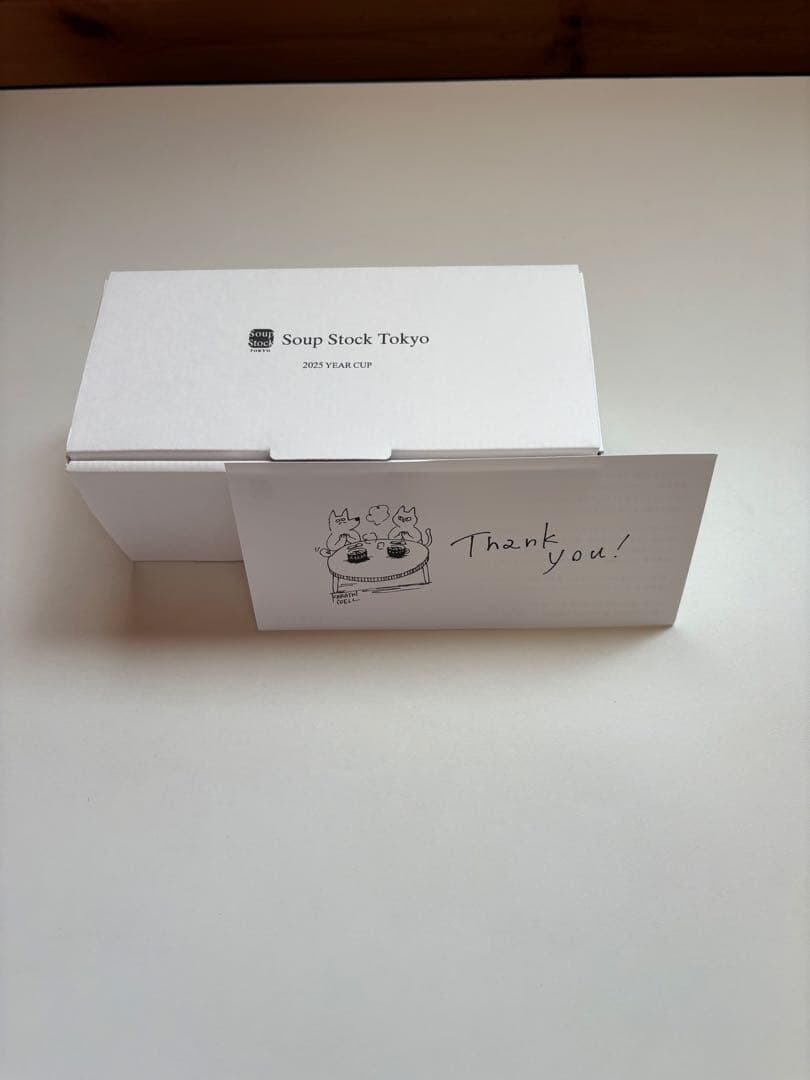 スープストックトーキョー2025年イヤーカップ つくる・わける 2025年のイヤーカップは、イラストレーターのカラシソエルさんによる