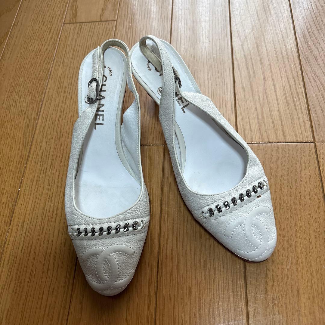 CHANEL ホワイト ビジュー スリングバックサンダル スリングバック シューズ - パテント カーフスキン & ラムスキン