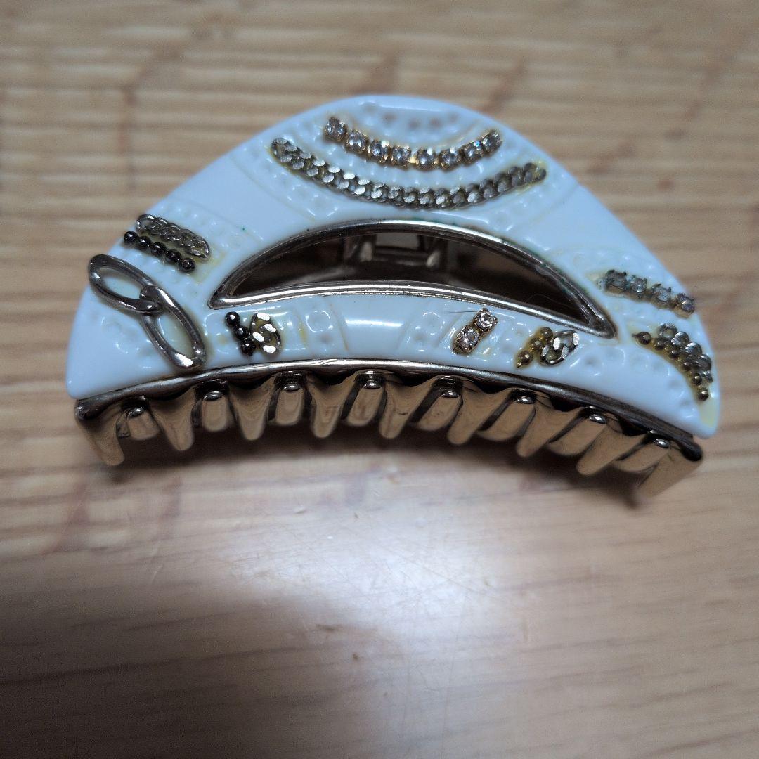 acca ホワイト装飾ヘアクリップ - メルカリ