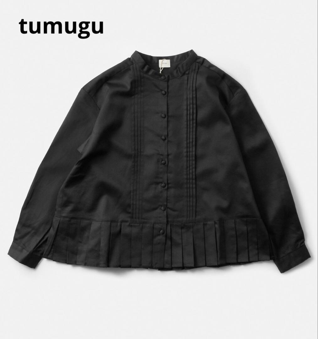 ツムグ　フロントタック裾プリーツコットンサテンブラウス 黒 tumugu｜aranciato別注 フロントタック裾プリーツコットンサテン