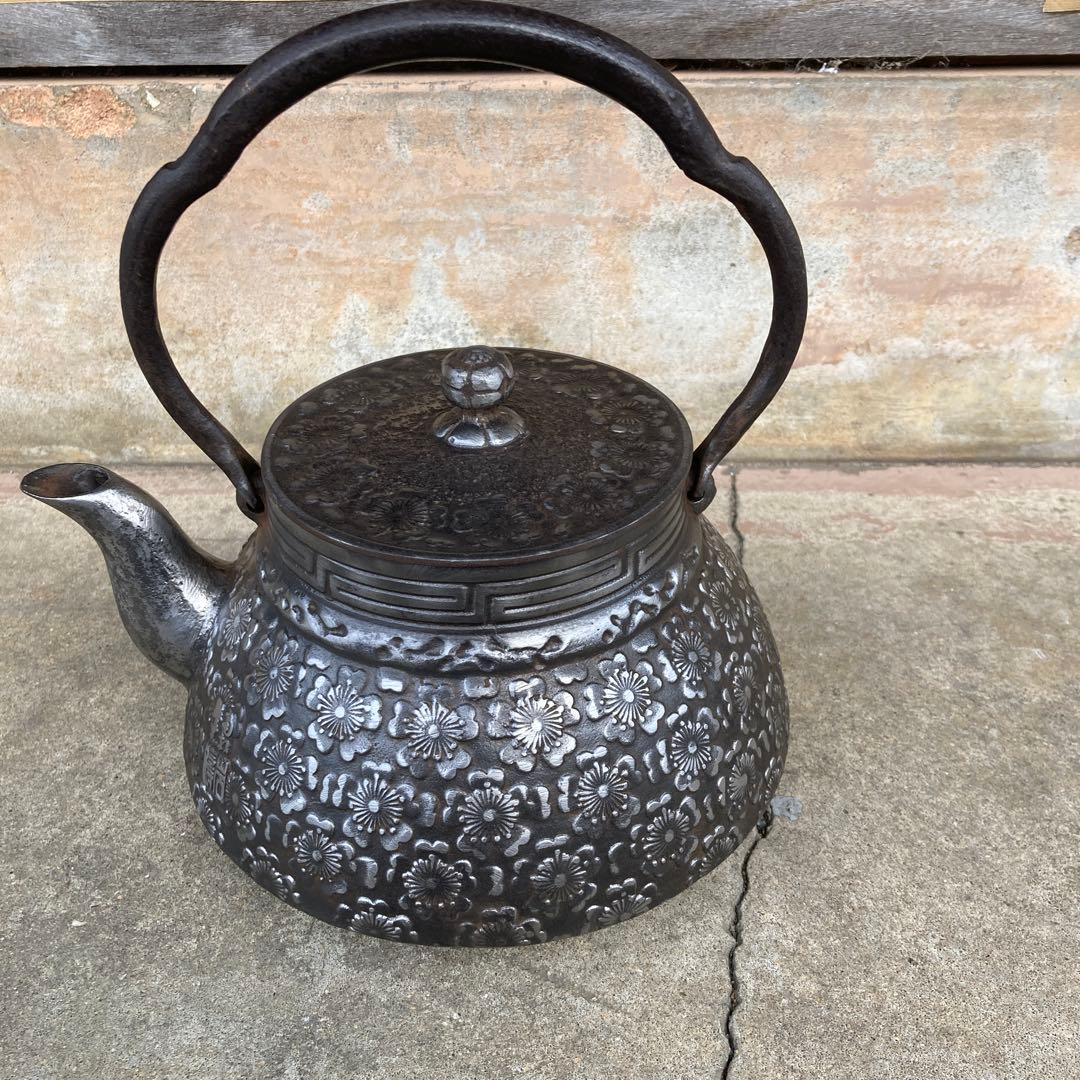南部名人　桜満開在名鉄瓶 鉄鉢形 桜 1.6リットル／Iron pot shape Sakura 1.6 liters｜虎山工房