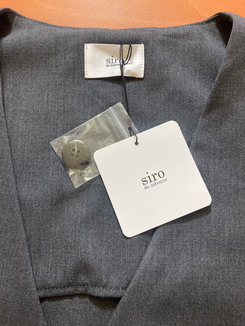 Siro シロVネックサロペットパンツ 新品未使用 - メルカリ